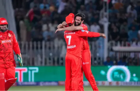 Shadab Khan Roars in PSL Islamabad United vs Lahore Qalandars